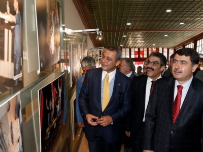 İstanbul Ticaret Odası (İTO) ve Anadolu Ajansı (AA) işbirliği ile düzenlenen "Demokrasinin Zaferi 15 Temmuz 2016" adlı fotoğraf sergisi, Yeni Camii Hünkar Kasrı'nda açıldı.